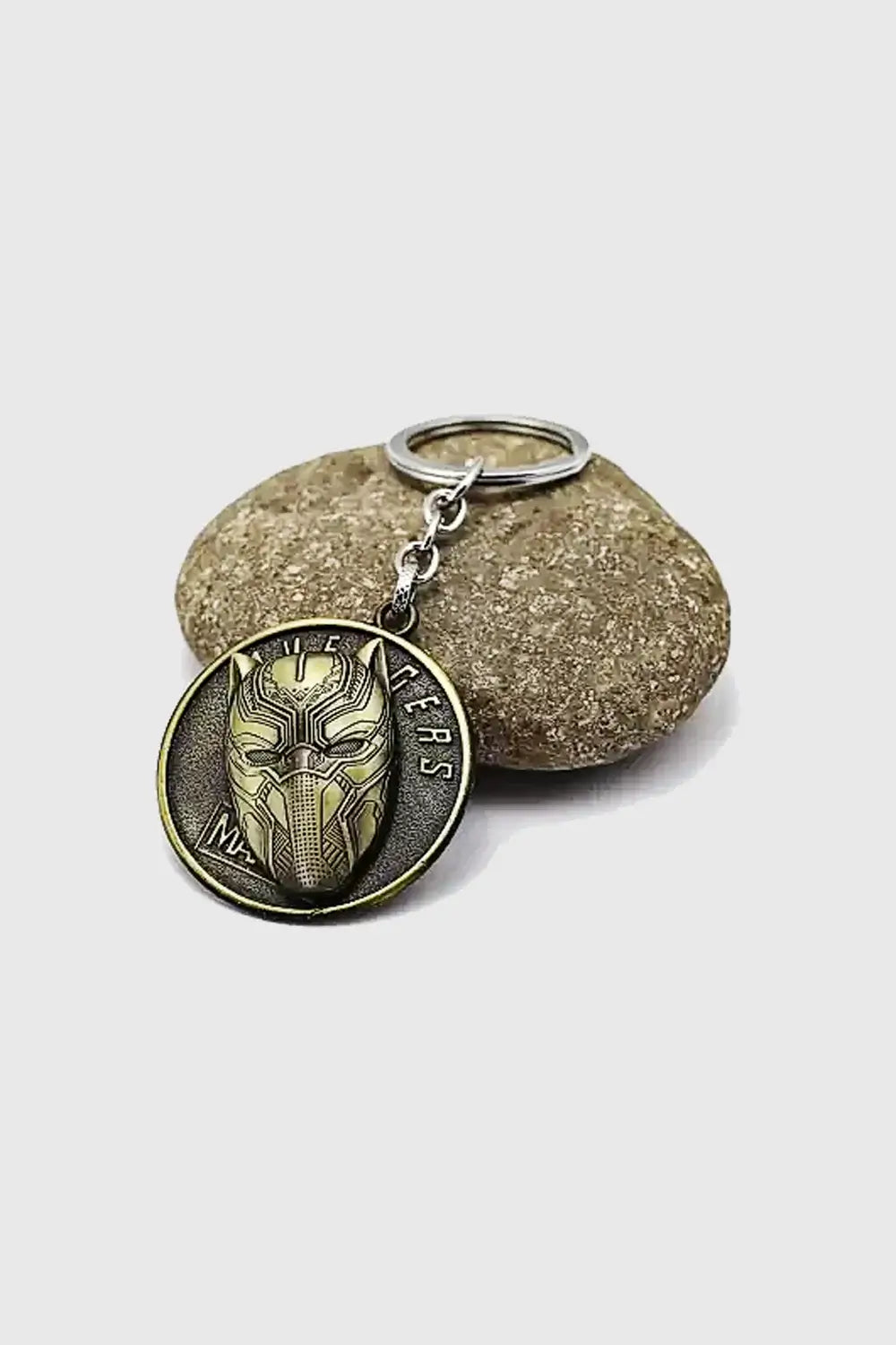 Show off your style with this Black Panther face metal spinner keychain, crafted from premium-quality metal for durability and a sleek finish. Featuring a smooth spinning mechanism, this keychain is perfect for keys, backpacks, or as a collectible accesso