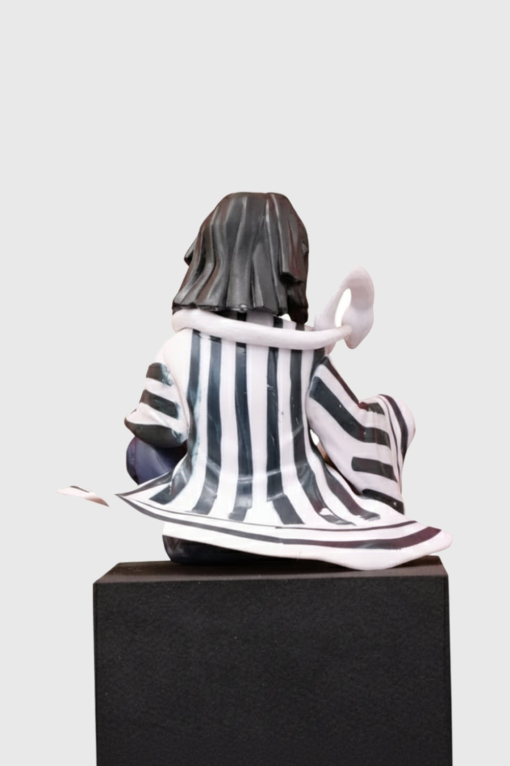 Demon Slayer Sanemi Shinazugawa perching and eating figurine